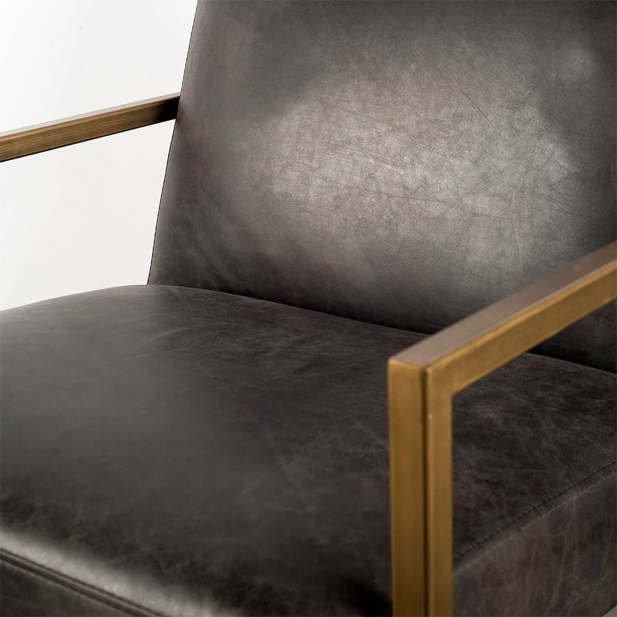 Sillón decorativo con asiento de cuero negro