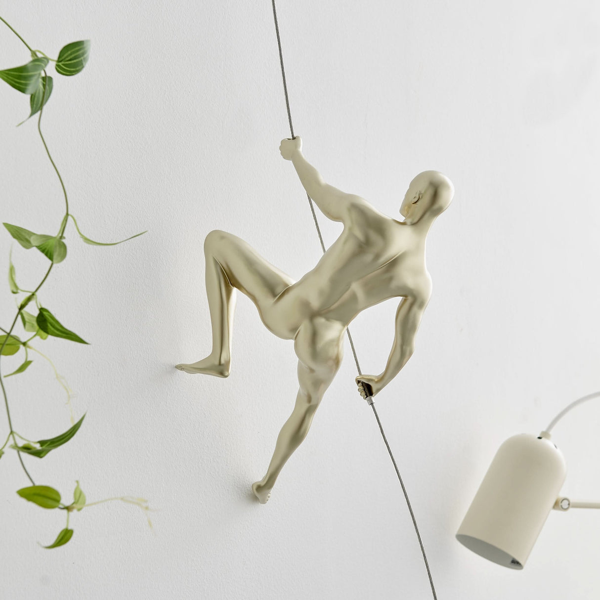 Escultura de pared Hombre trepador 15"