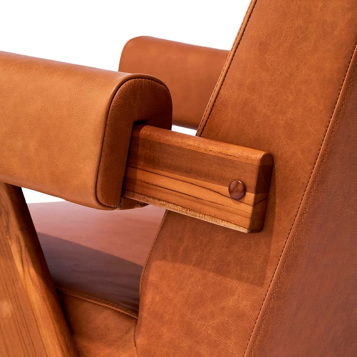 Débora Lounge Chair Walnut & Caramel Leather